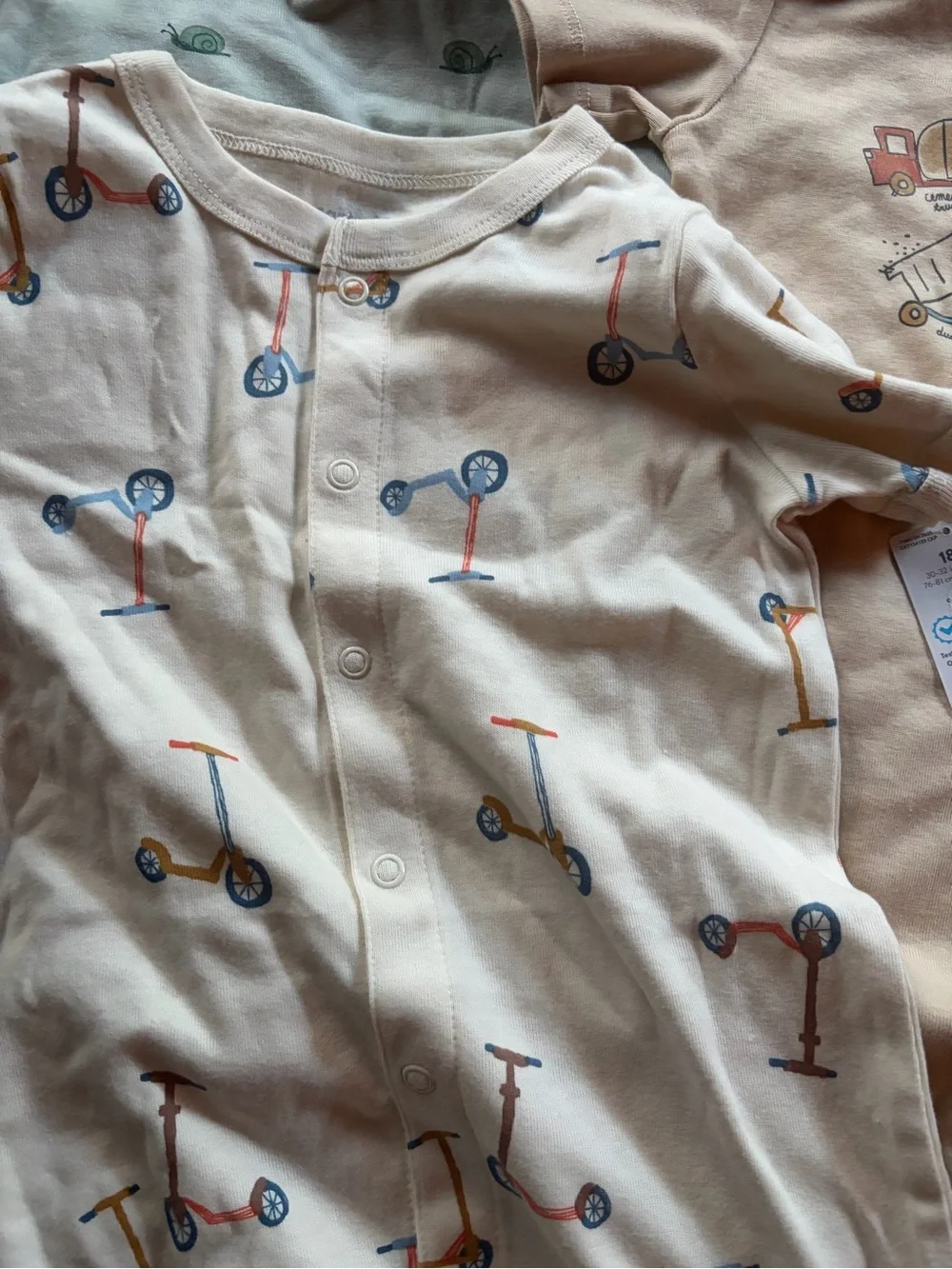 Lot 4 NWT Baby Boy 18 Months Bodysuits Short Sleeve Carters Neutral